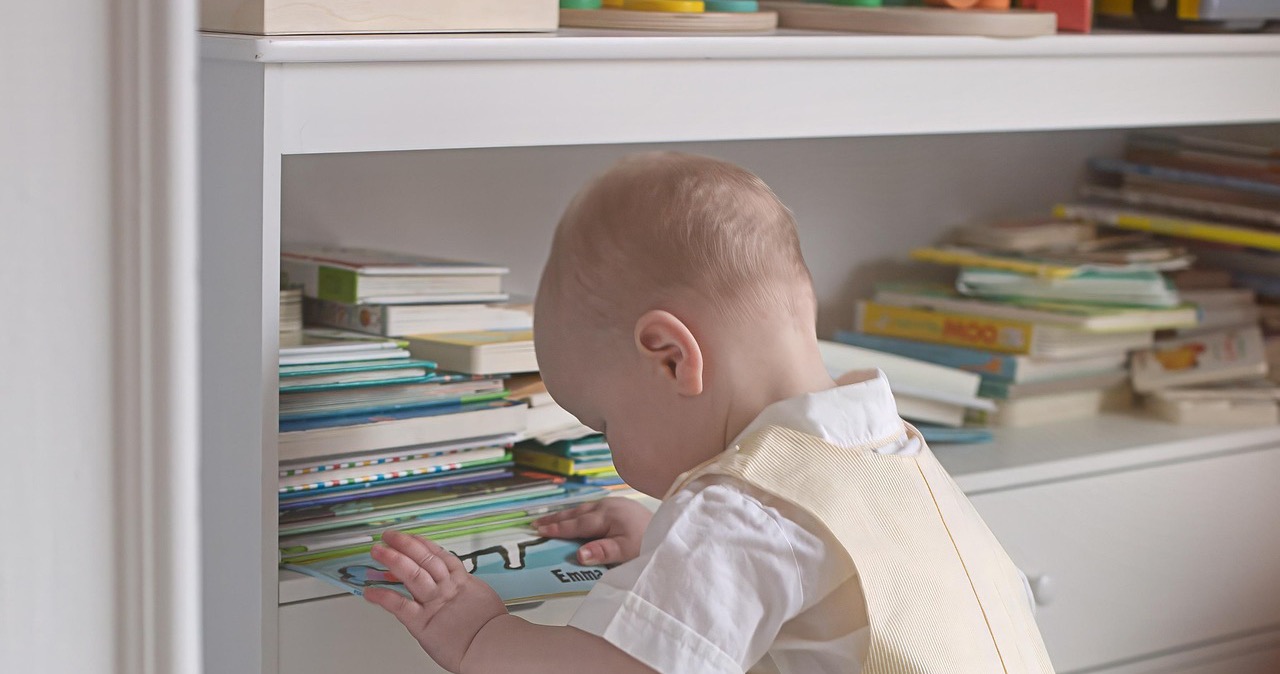 Bébé debout jouant avec des livres