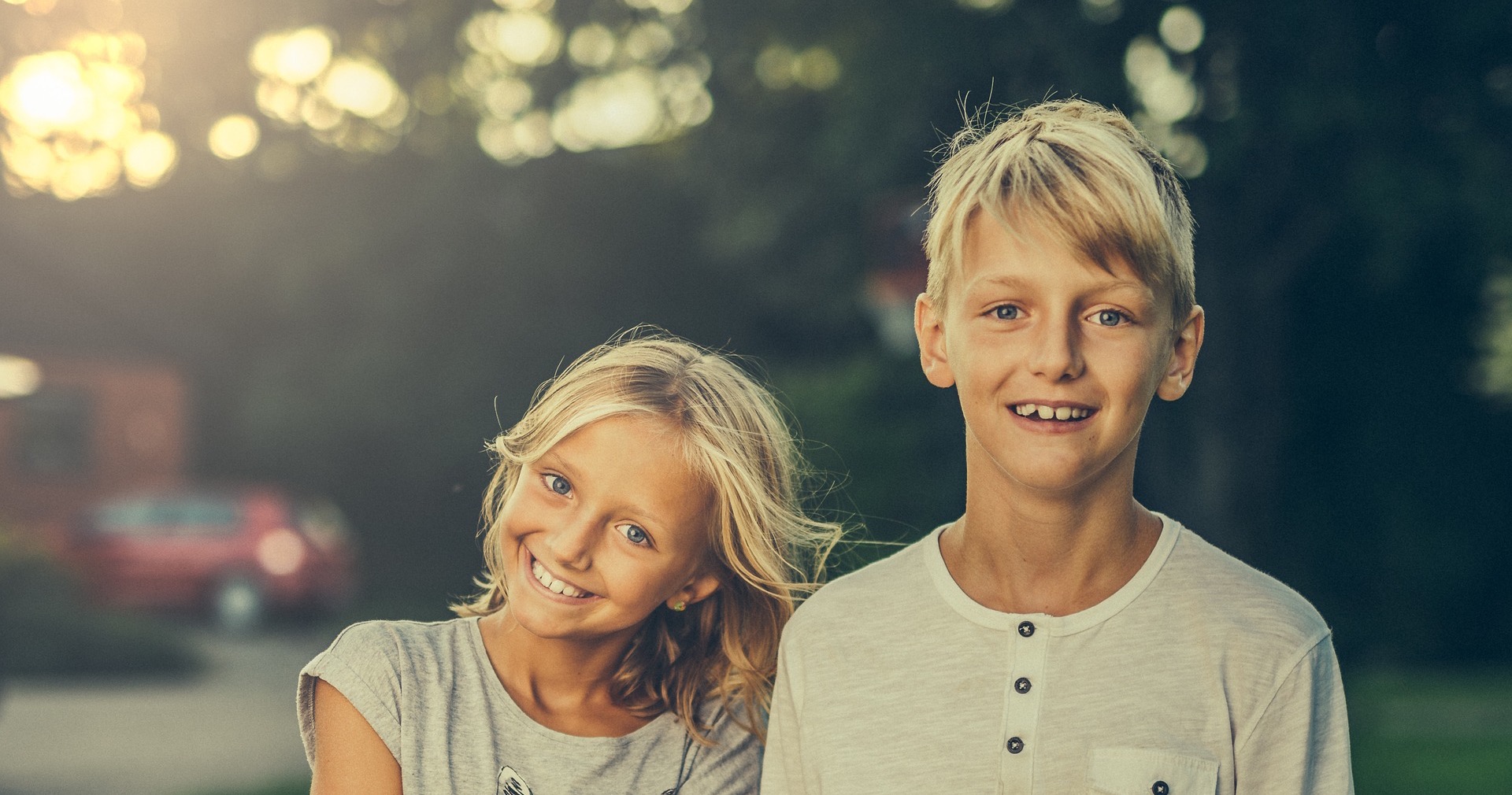 Frère et sœur souriants, complices