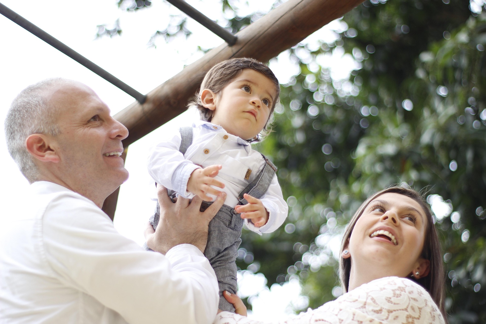 Une famille souriante en extérieur